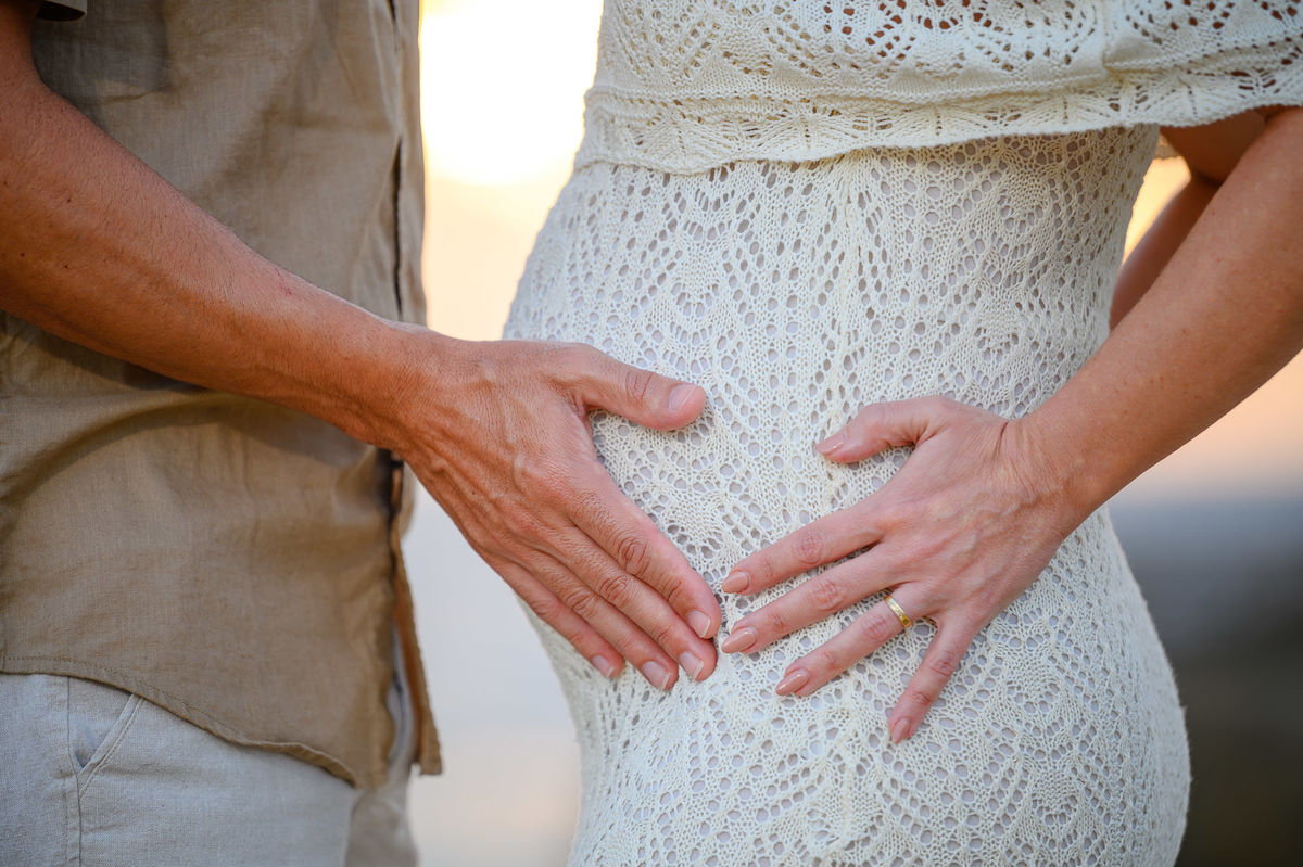 close na barriga durante ensaio gestante na praia