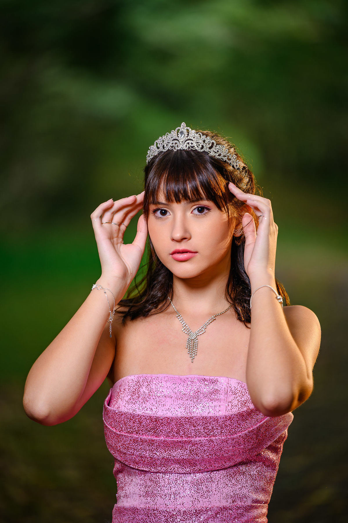 Retrato de 15 anos em Balneário Camboriú com debutante em bosque, luz suave e fundo desfocado