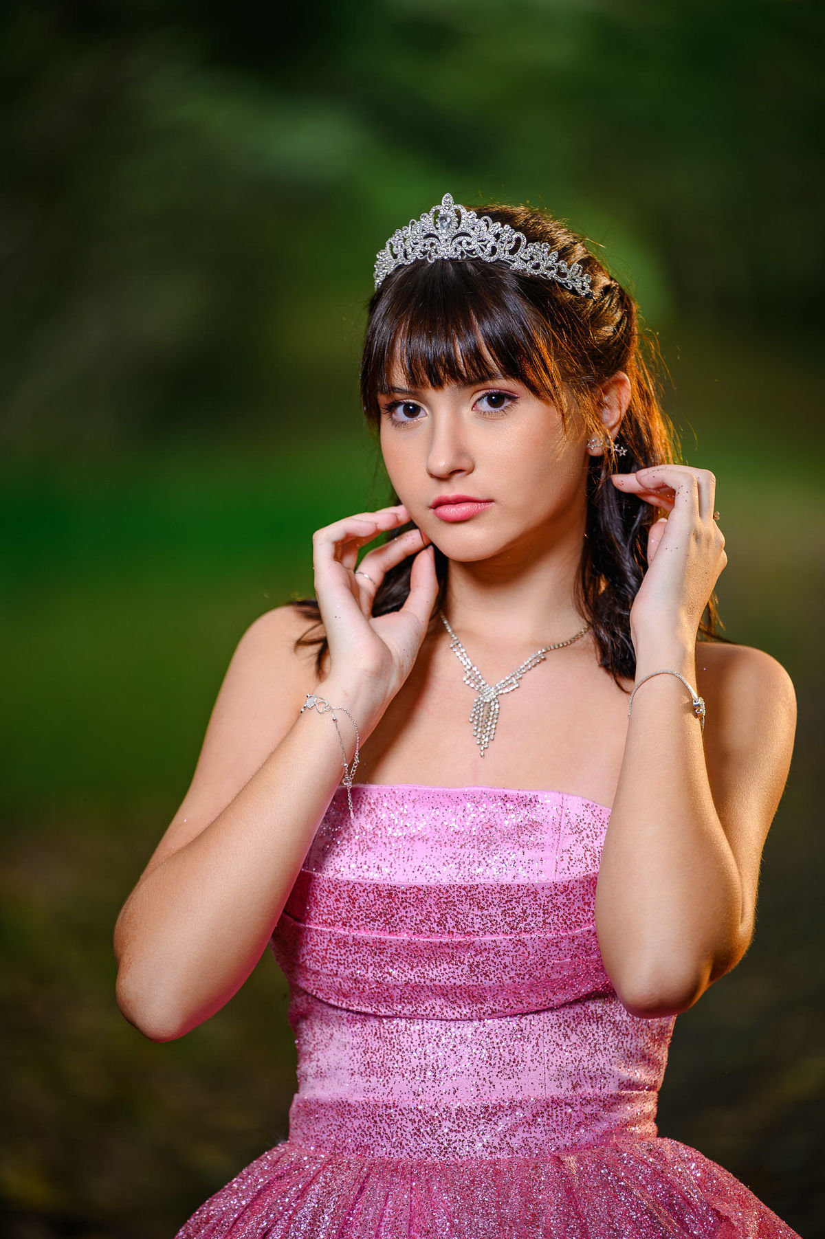 Retrato de 15 anos em Balneário Camboriú com debutante em bosque, luz suave e fundo desfocado