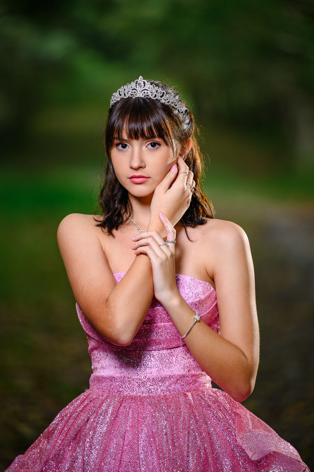 Retrato de 15 anos em Balneário Camboriú com debutante em bosque, luz suave e fundo desfocado