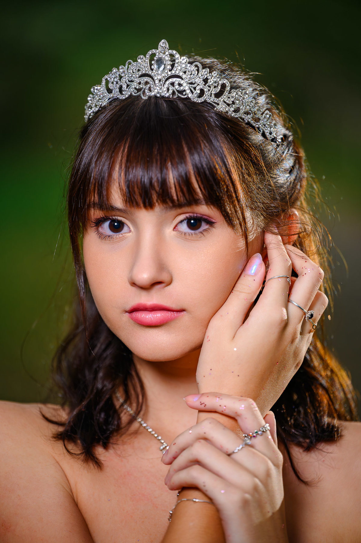 Retrato de 15 anos em Balneário Camboriú com debutante em bosque, luz suave e fundo desfocado