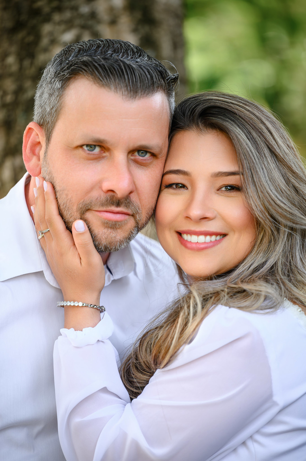 Close de casal em ensaio pré-wedding com expressão de carinho e conexão