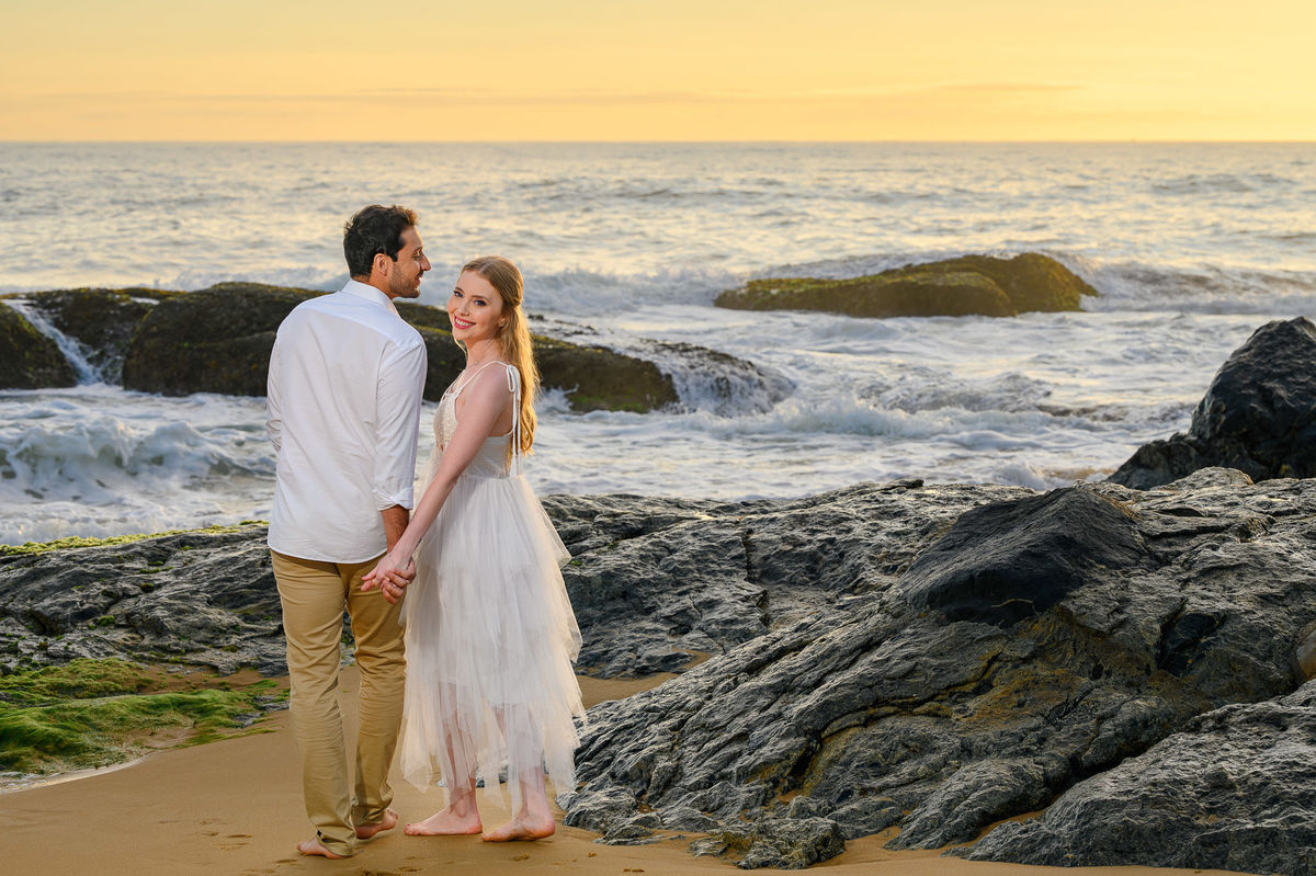 Casal caminhando na praia durante ensaio pré-wedding em Balneário Camboriú