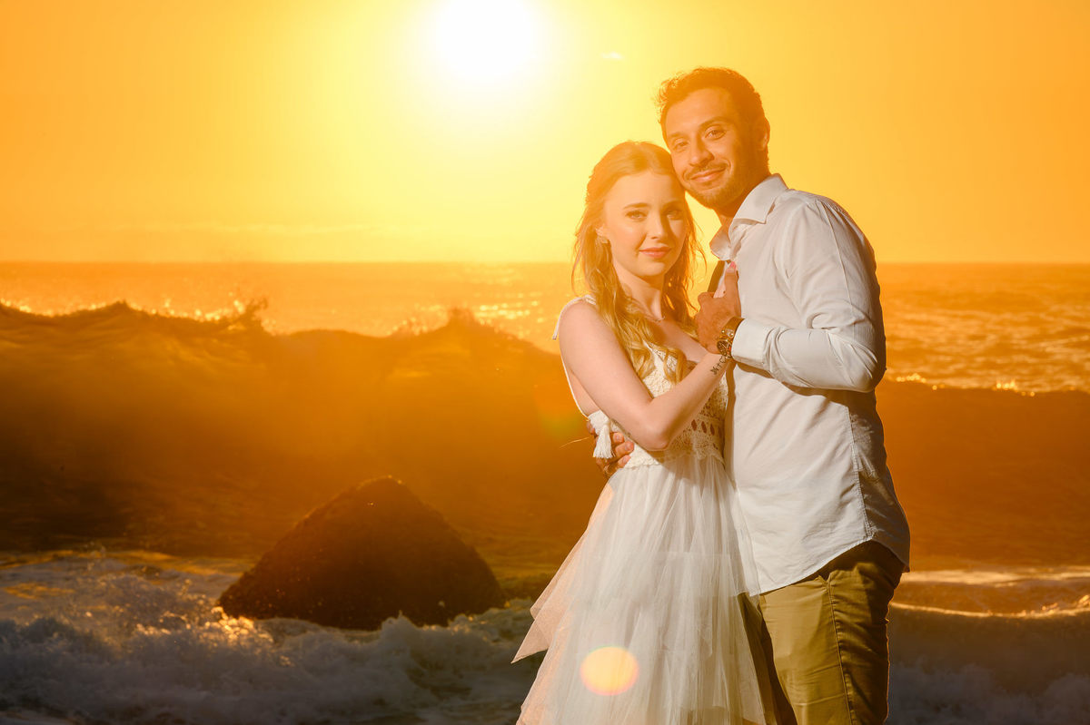 Ensaio de casal ao amanhecer na Praia do Estaleirinho