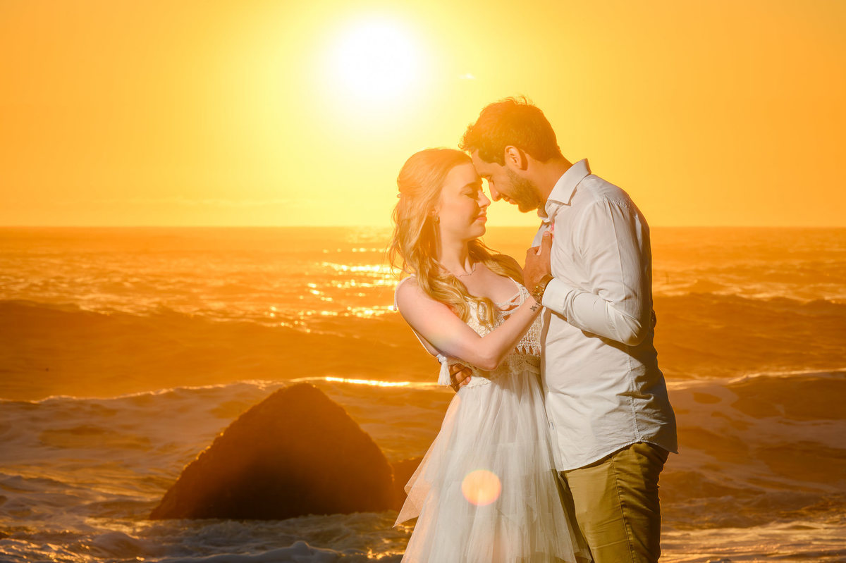 Pré-wedding na praia com luz dourada em Balneário Camboriú