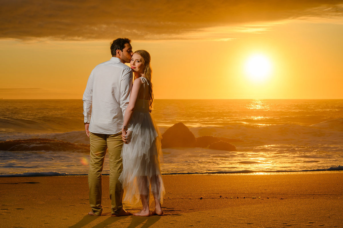 Pré-wedding na praia com luz dourada em Balneário Camboriú