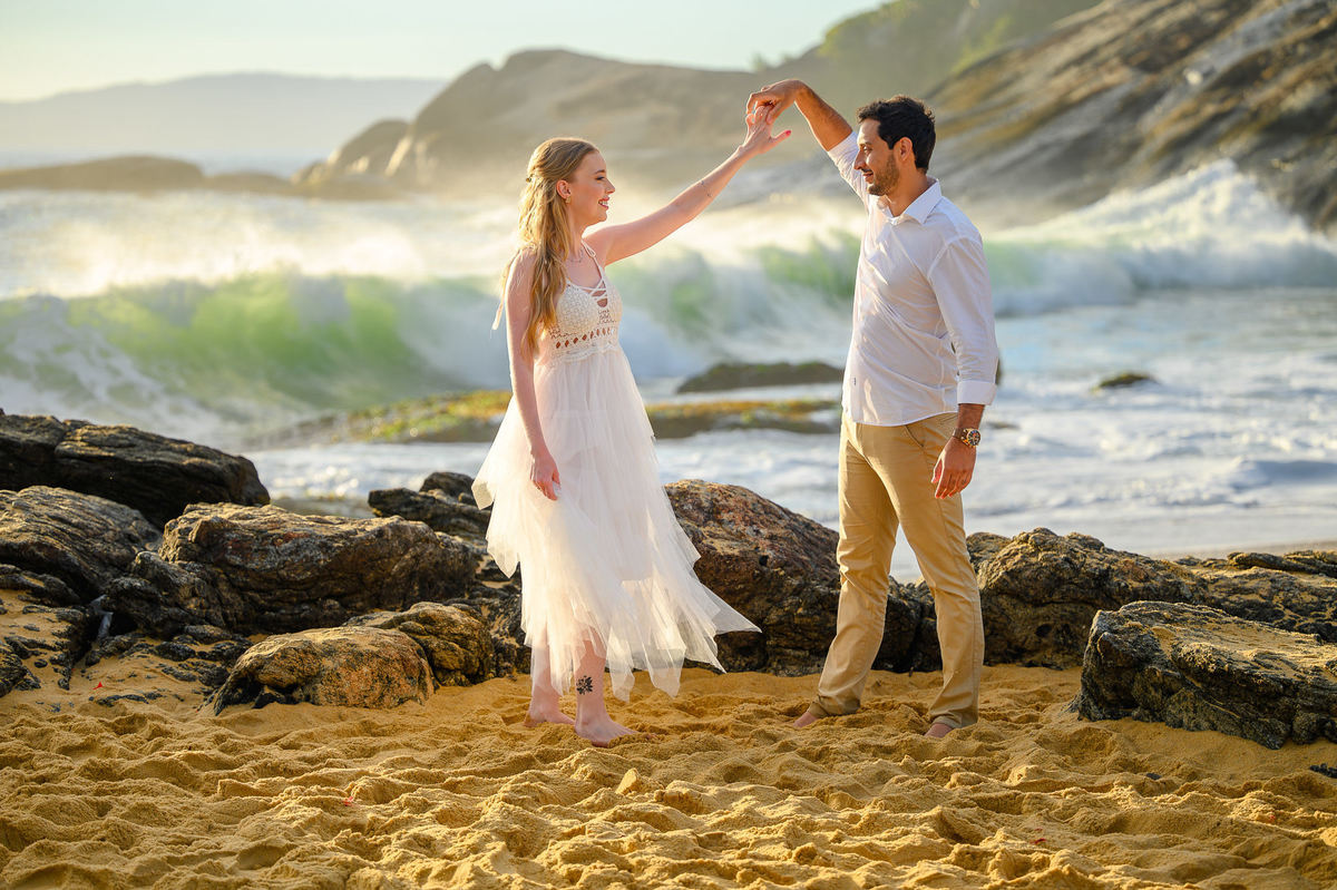 Pré-wedding romântico na Praia do Estaleirinho com ondas e pedras