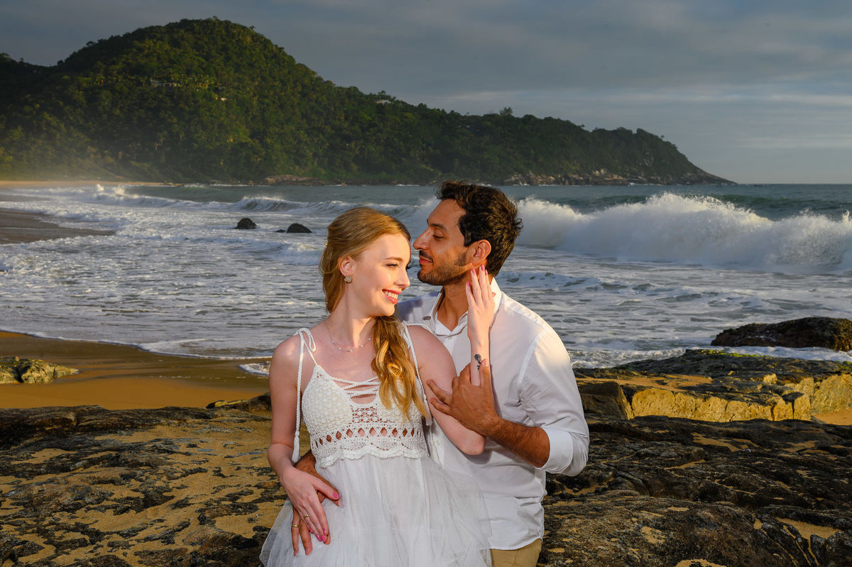 Pré-wedding romântico na Praia do Estaleirinho com ondas e pedras