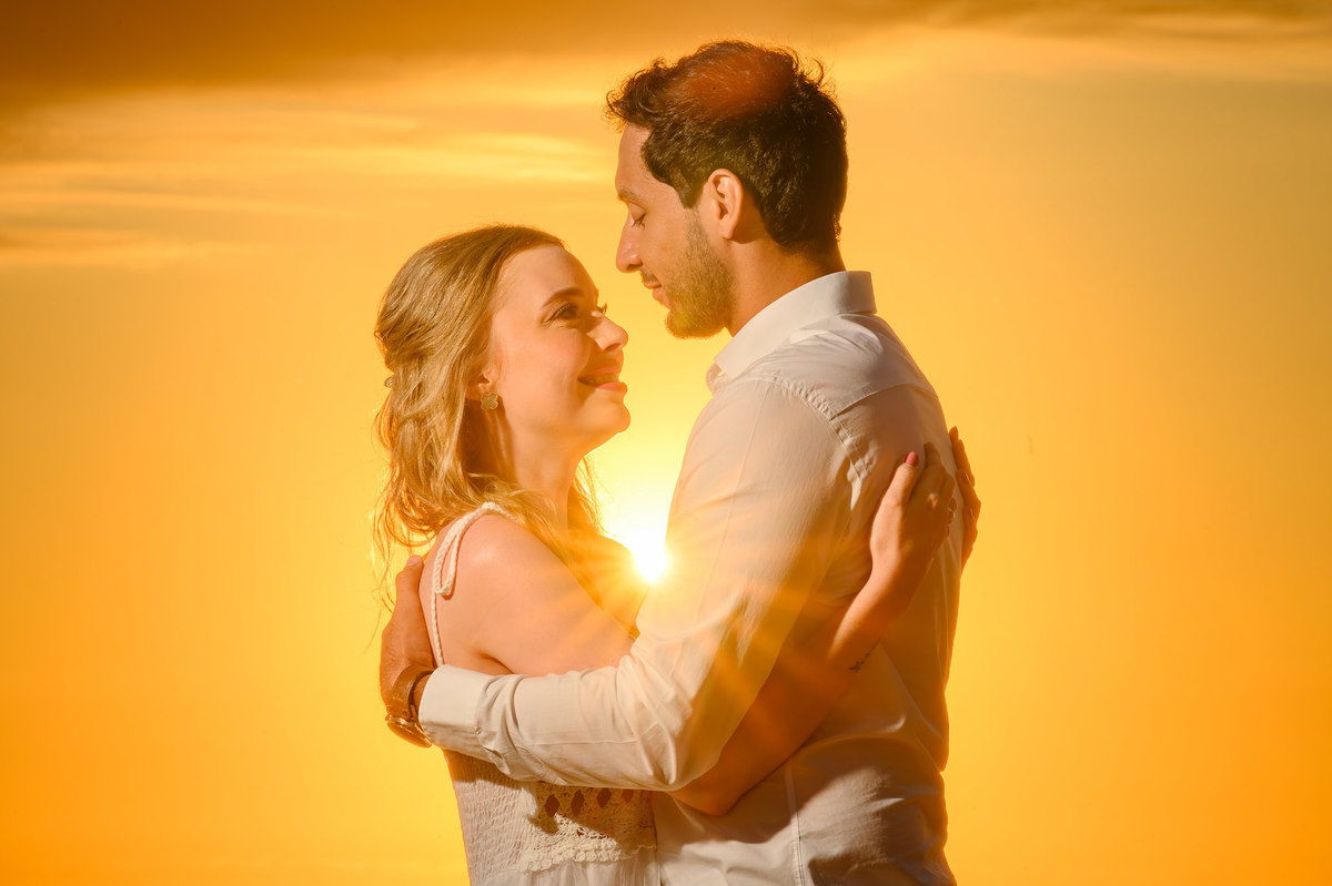 Fotos de pré-wedding com sol dourado no litoral de Santa Catarina