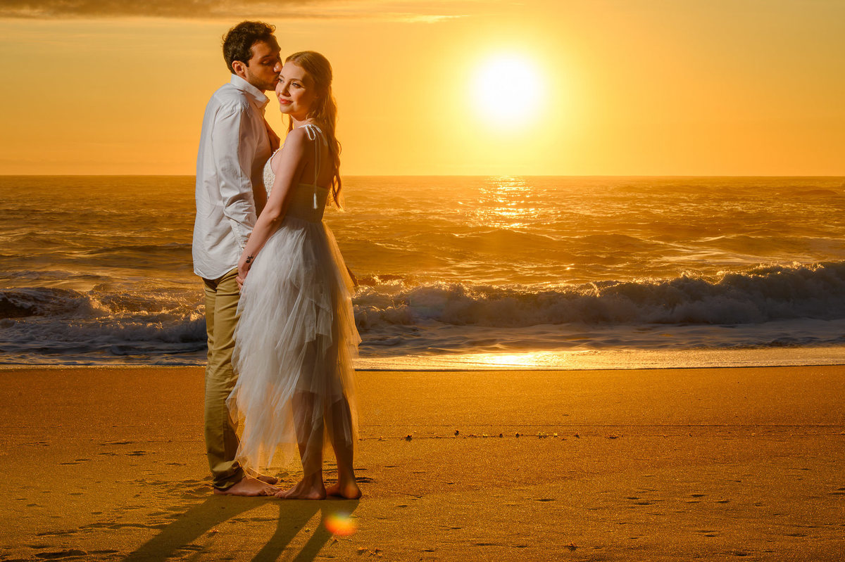 Fotos de pré-wedding com sol dourado no litoral de Santa Catarina