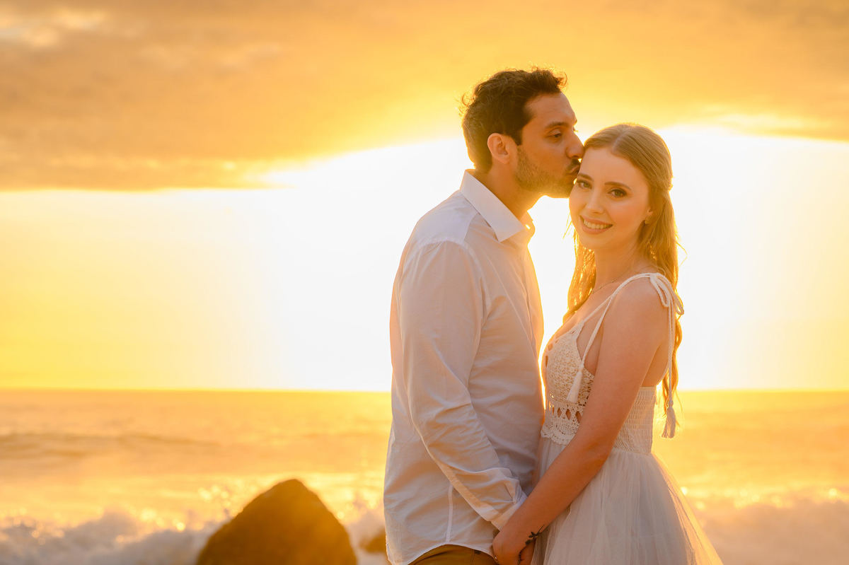 Fotos de pré-wedding com sol dourado no litoral de Santa Catarina