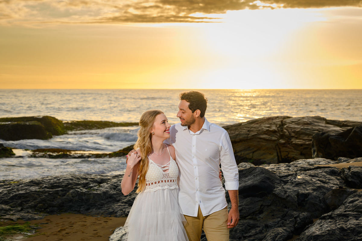 Casal caminhando na praia durante ensaio pré-wedding em Balneário Camboriú