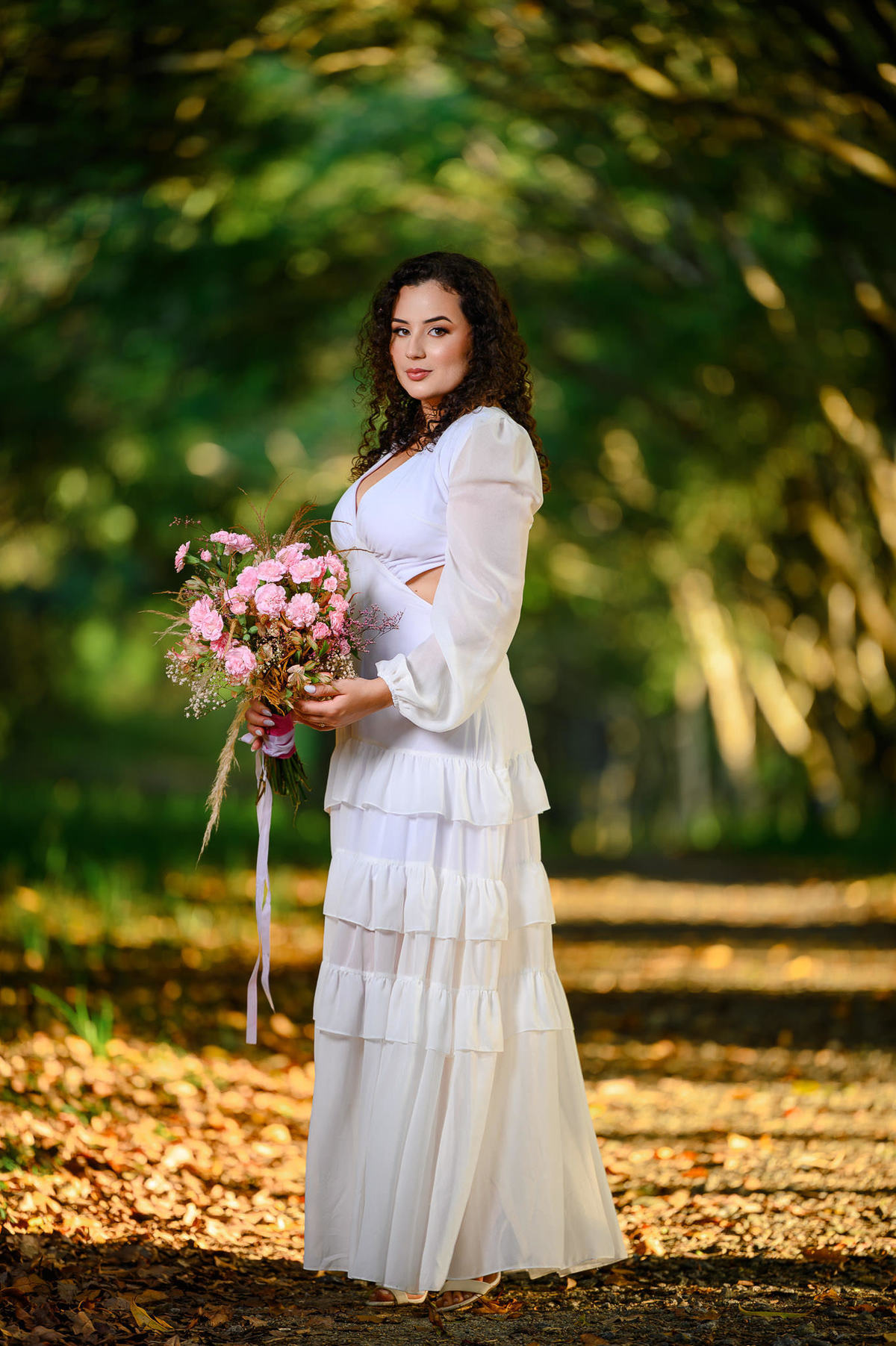 noiva com buquê durante ensaio pré wedding em meio à natureza em Santa Catarina