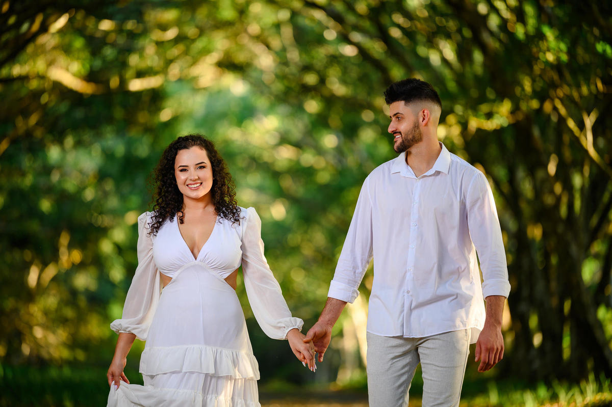 casal caminhando de mãos dadas em ensaio pré wedding em Balneário Camboriú