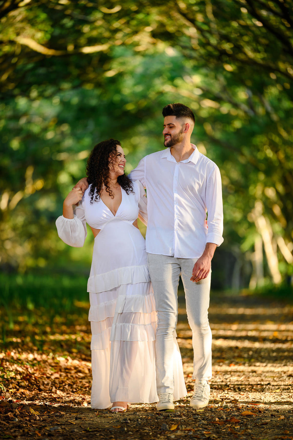 casal sorrindo durante ensaio fotográfico de casal em Balneário Camboriú