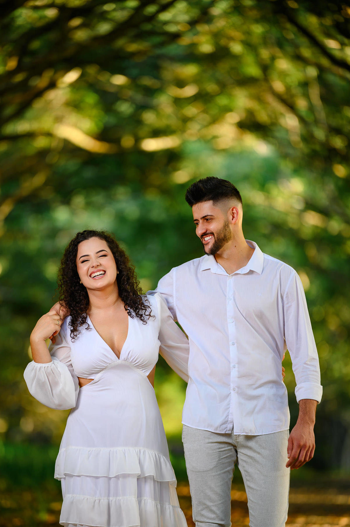 casal caminhando entre árvores durante ensaio pré wedding em Santa Catarina