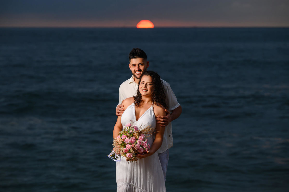 casal durante ensaio pré wedding na Praia de Taquarinhas em Balneário Camboriú SC