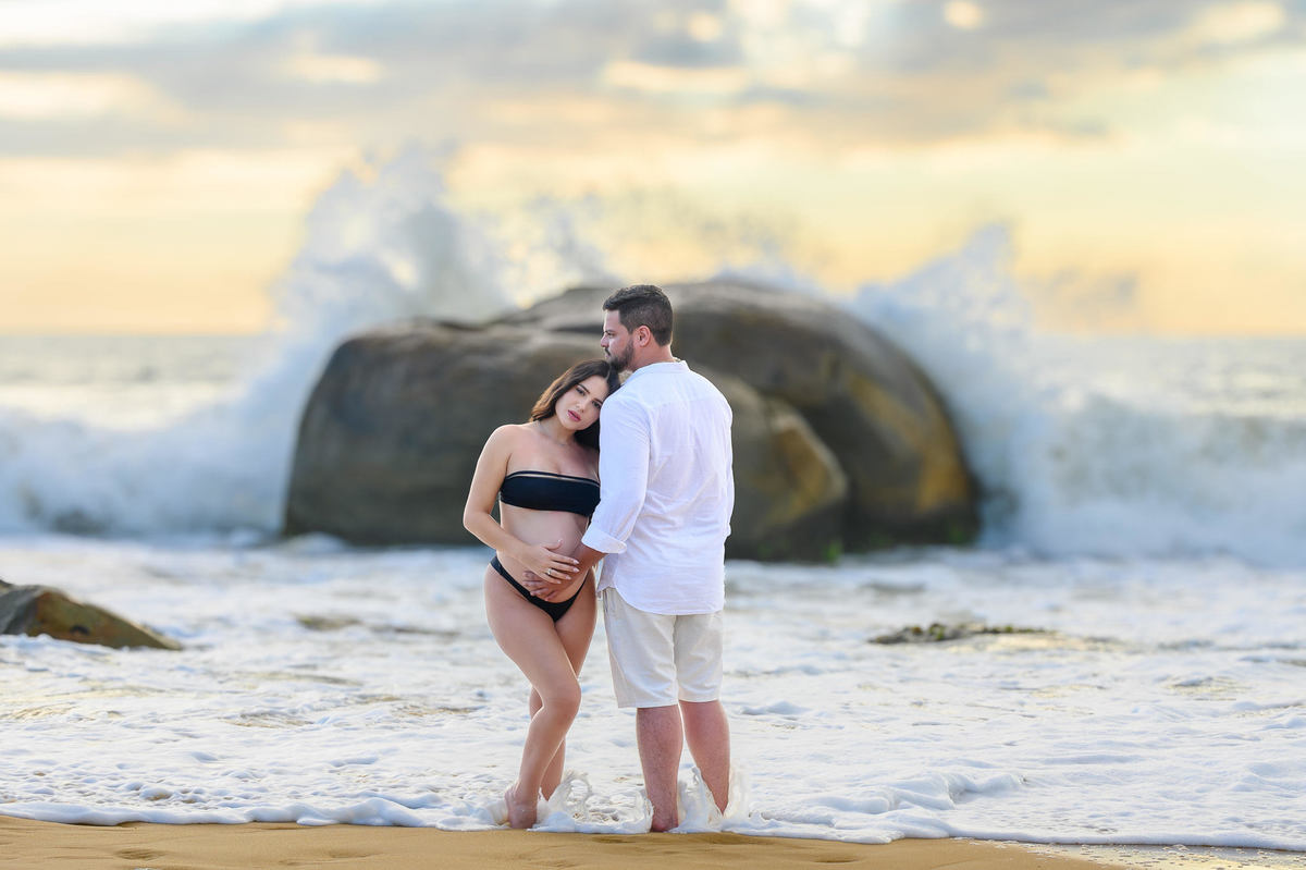 Ensaio gestante na Praia do Estaleirinho com o mar ao fundo em Balneário Camboriú SC