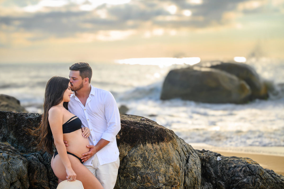 Ensaio gestante na Praia do Estaleirinho com o mar ao fundo em Balneário Camboriú SC
