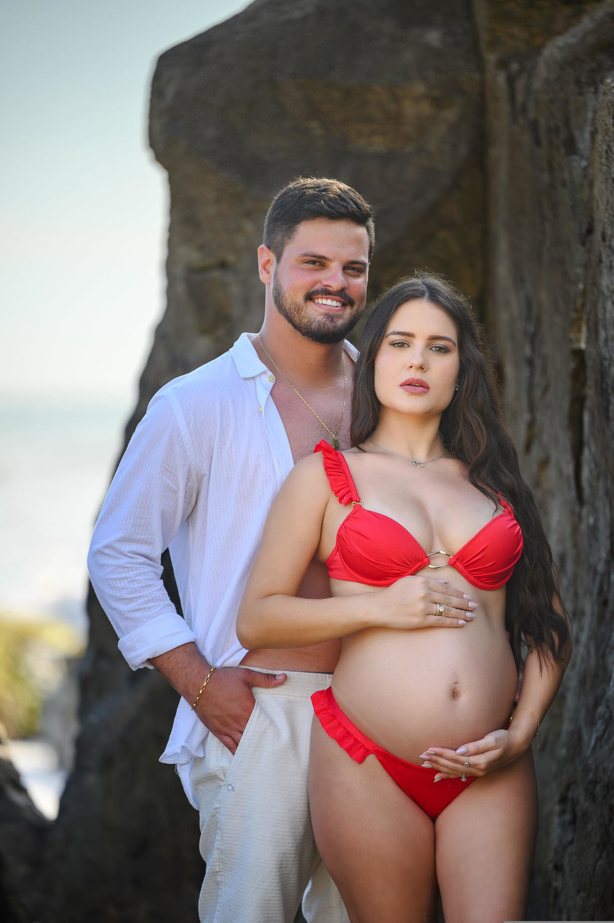 Ensaio gestante com o pai na praia e gestante bonita de biquini