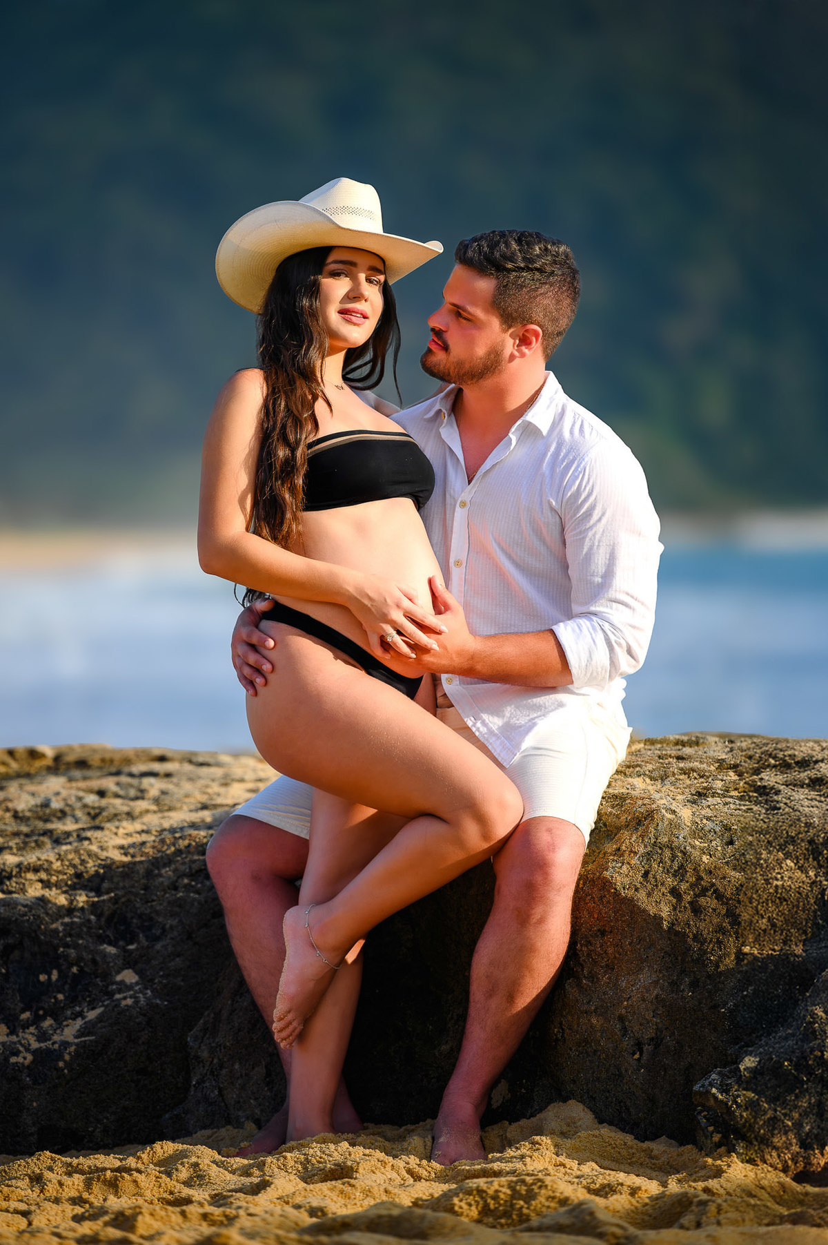 Casal em ensaio gestante à beira-mar em Balneário Camboriú Santa Catarina