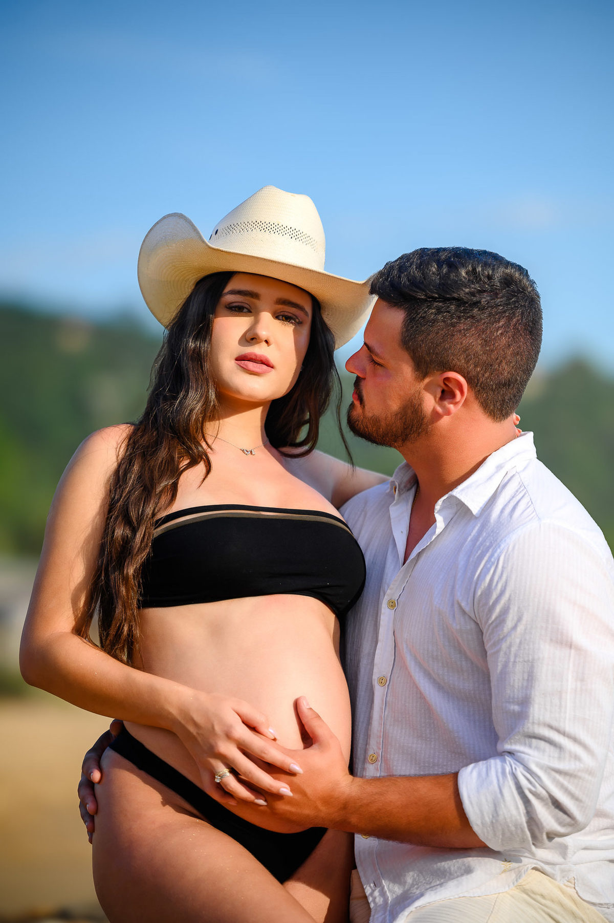 influenciadora Beatriz Sanches de biquini durante ensaio fotográfico na praia em Balneário Camboriú