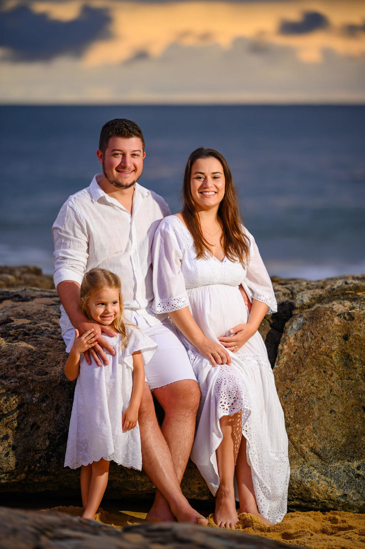 Gestante com família em ensaio fotográfico na praia