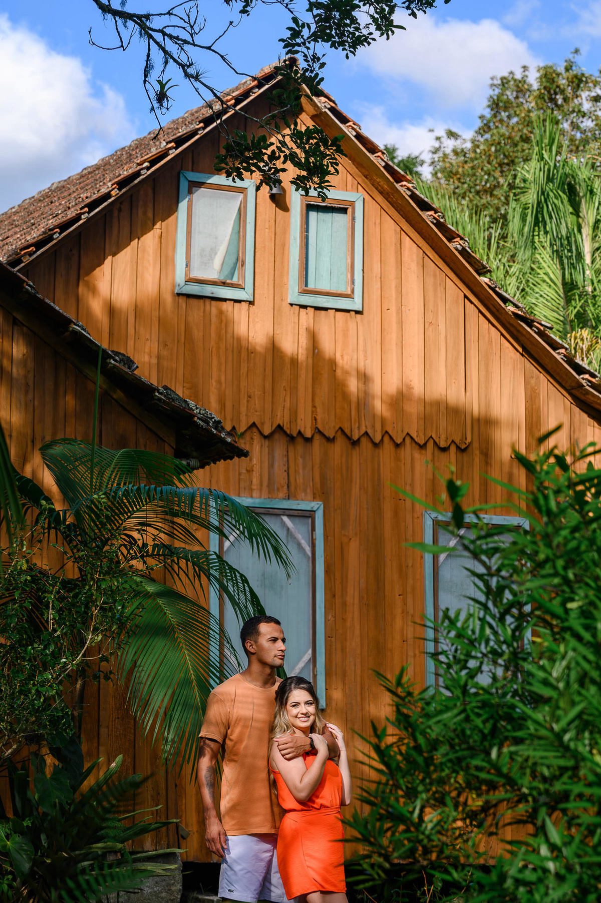 Pré-wedding no campo com casa de madeira em Camboriú