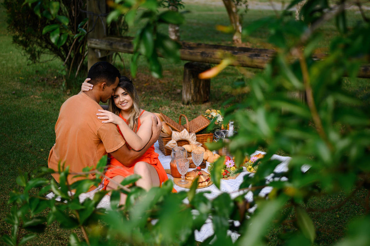 Fotografia de casal em jardim com flores em Camboriú