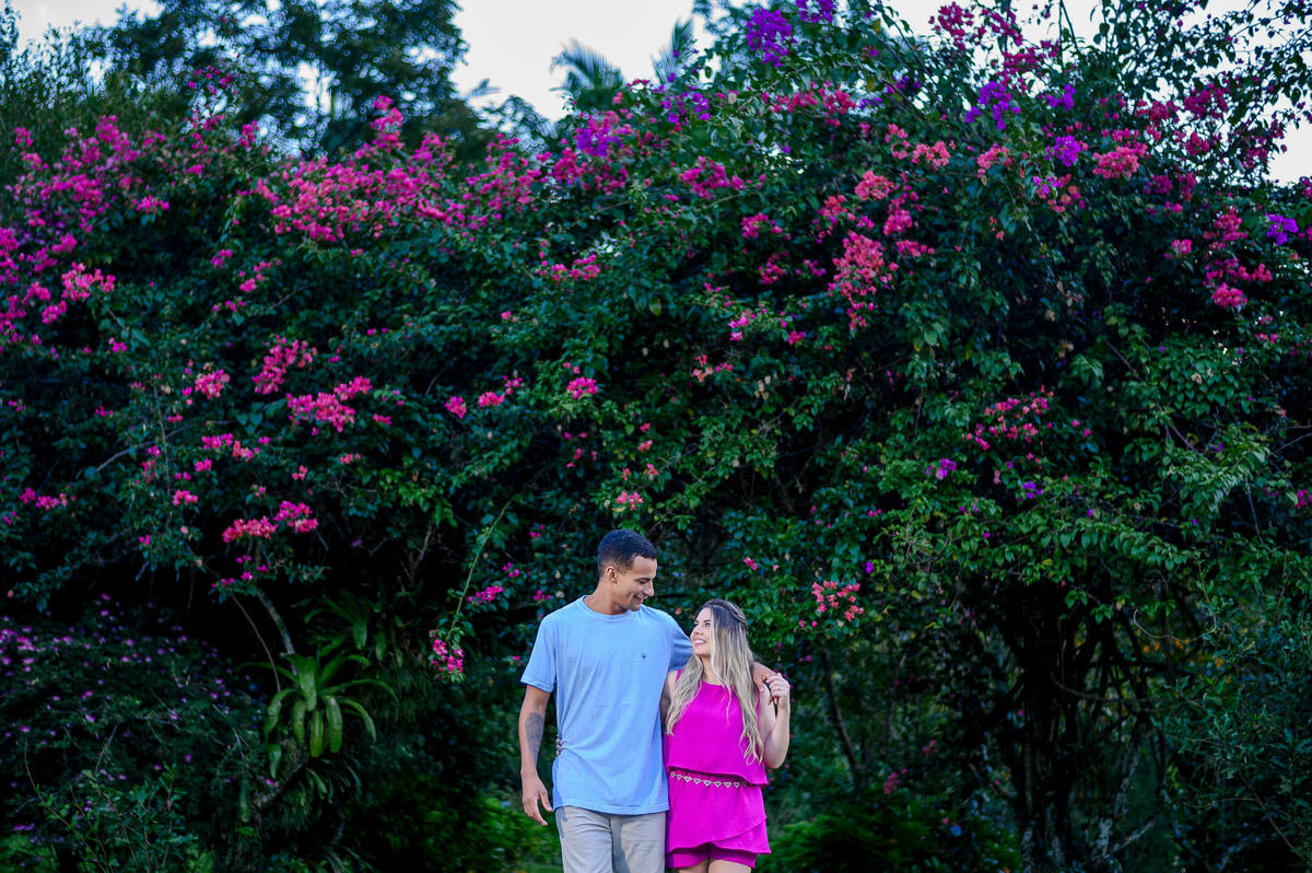 Ensaio de casal no campo com atmosfera natural e acolhedora