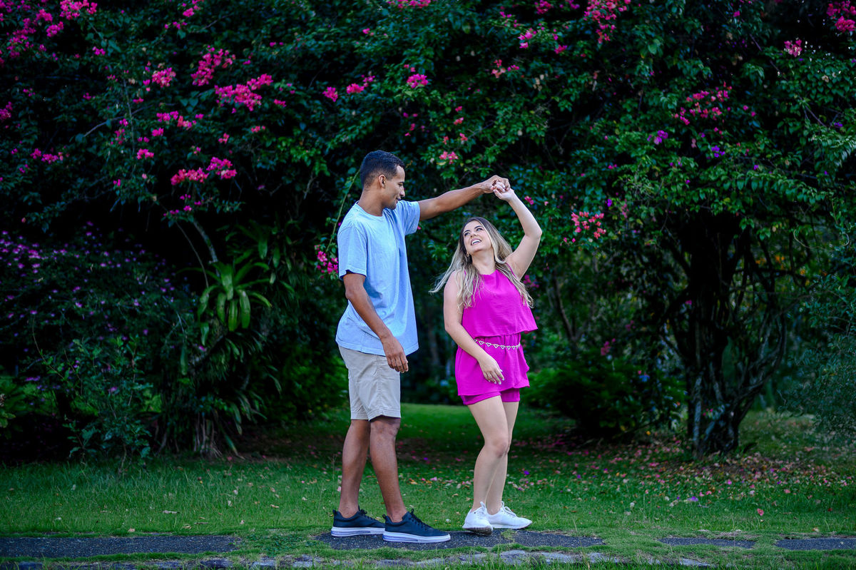 Bianca e Davi em ensaio de casal com natureza e flores