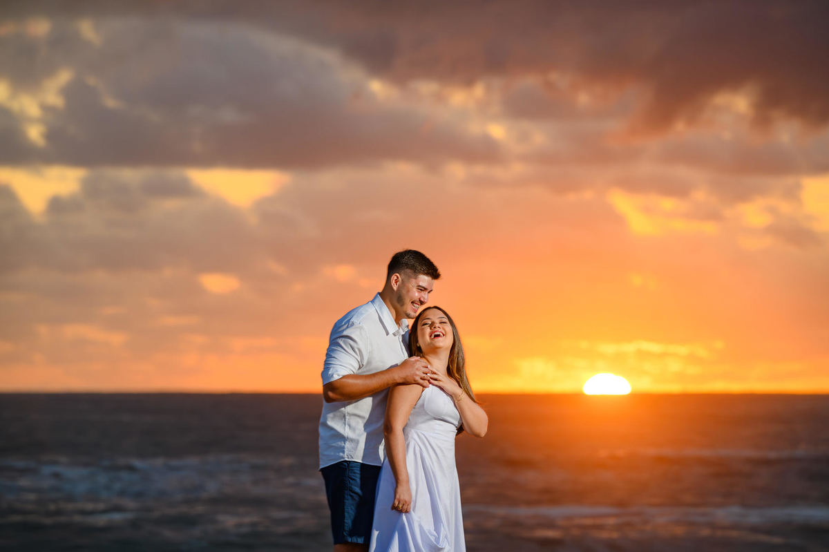 Ensaio de casal ao amanhecer na Praia do Estaleirinho