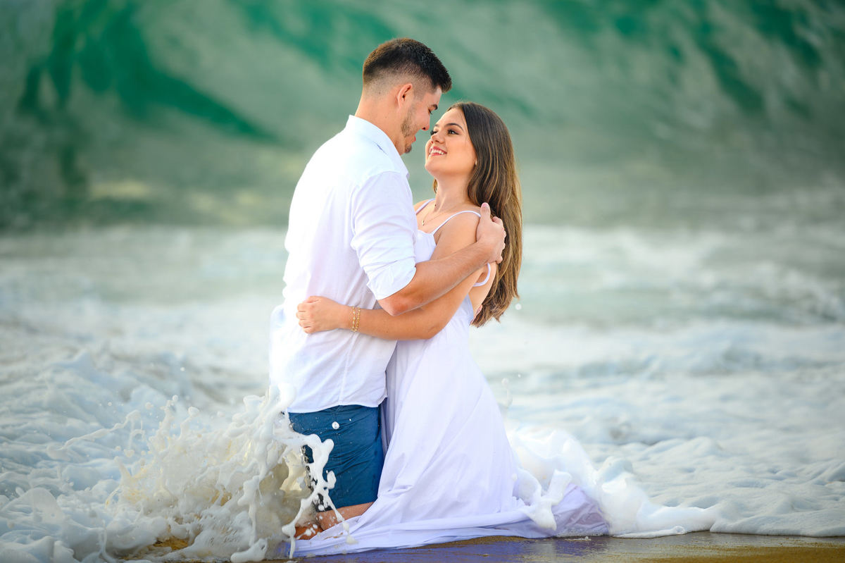 Pré-wedding na Praia do Estaleirinho com mar forte