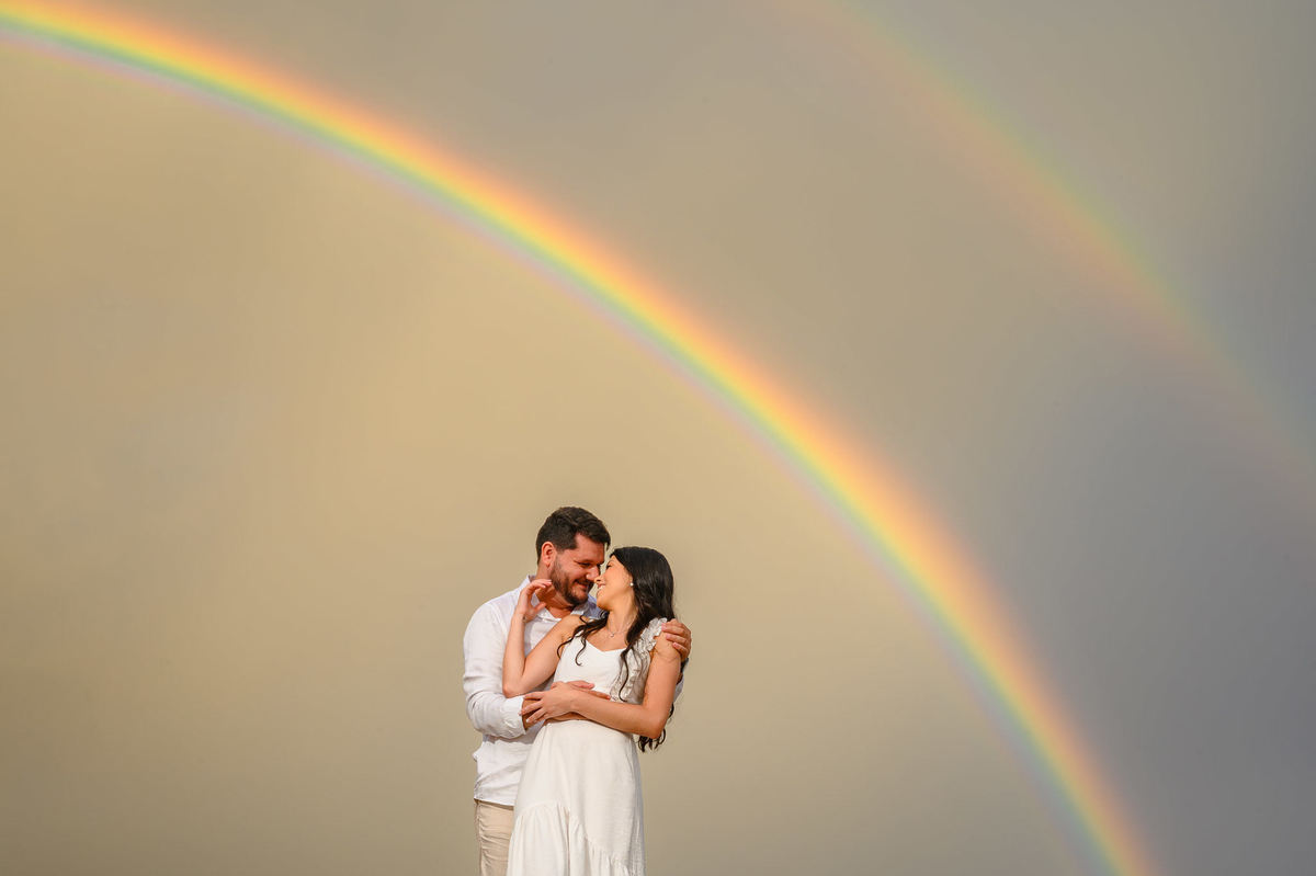 Ensaio de casal com clima nublado, flash e arco-íris
