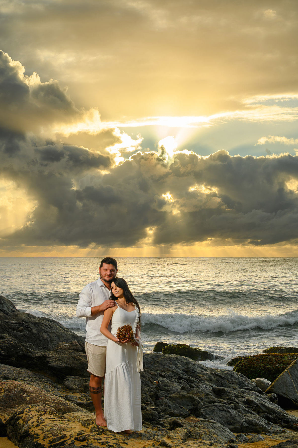 Ensaio pré-wedding em dia nublado no litoral de SC