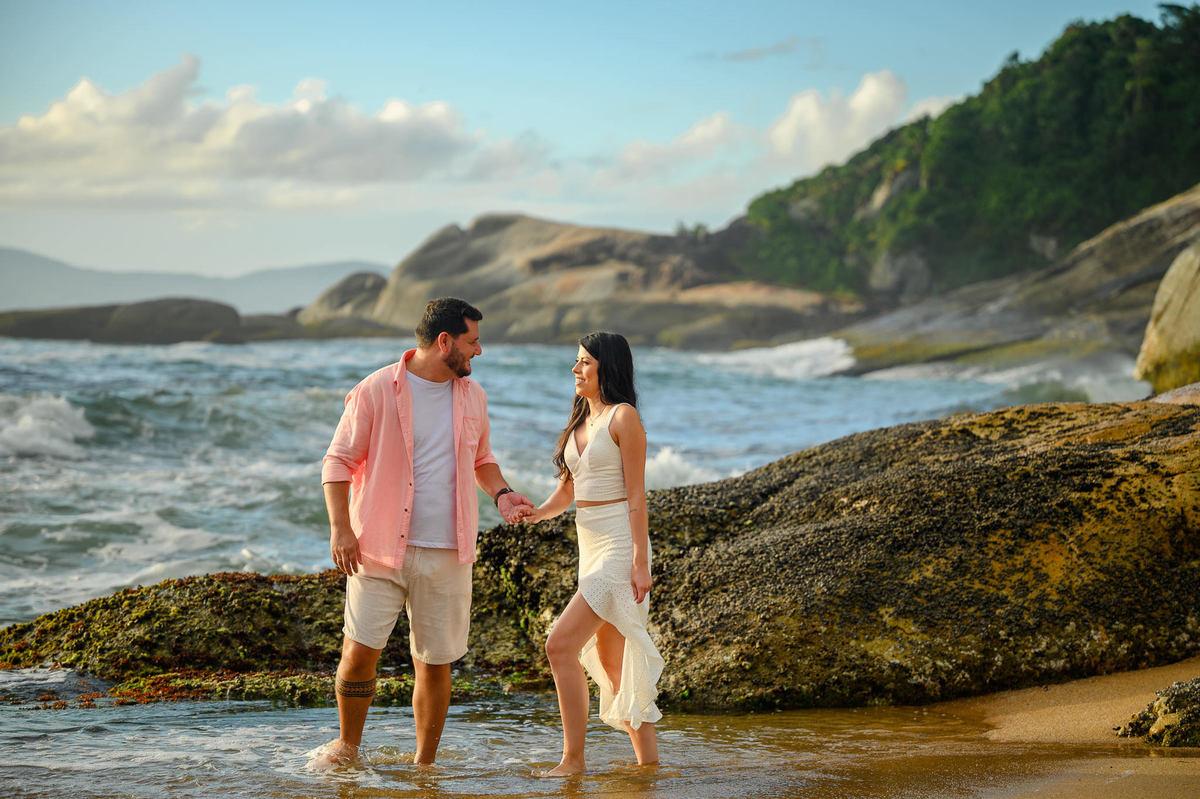 Ensaio pré-wedding ao amanhecer no litoral de Santa Catarina
