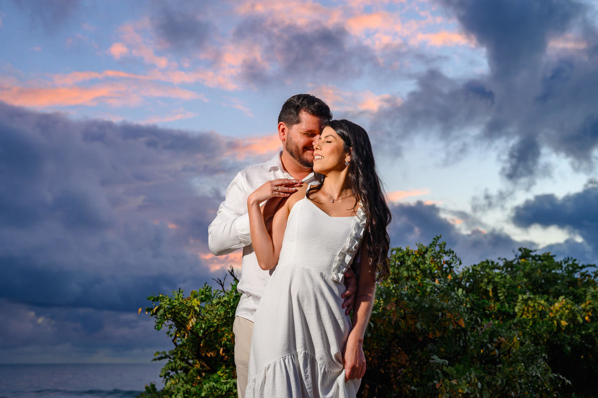 Fotografia de casal ao amanhecer com céu colorido