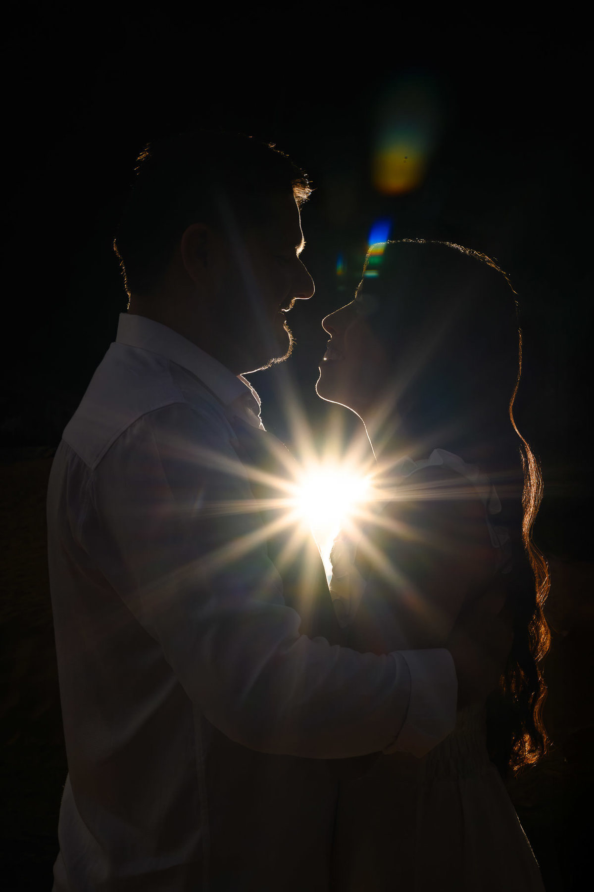 Ensaio de casal na praia com fotos de contorno usando flash
