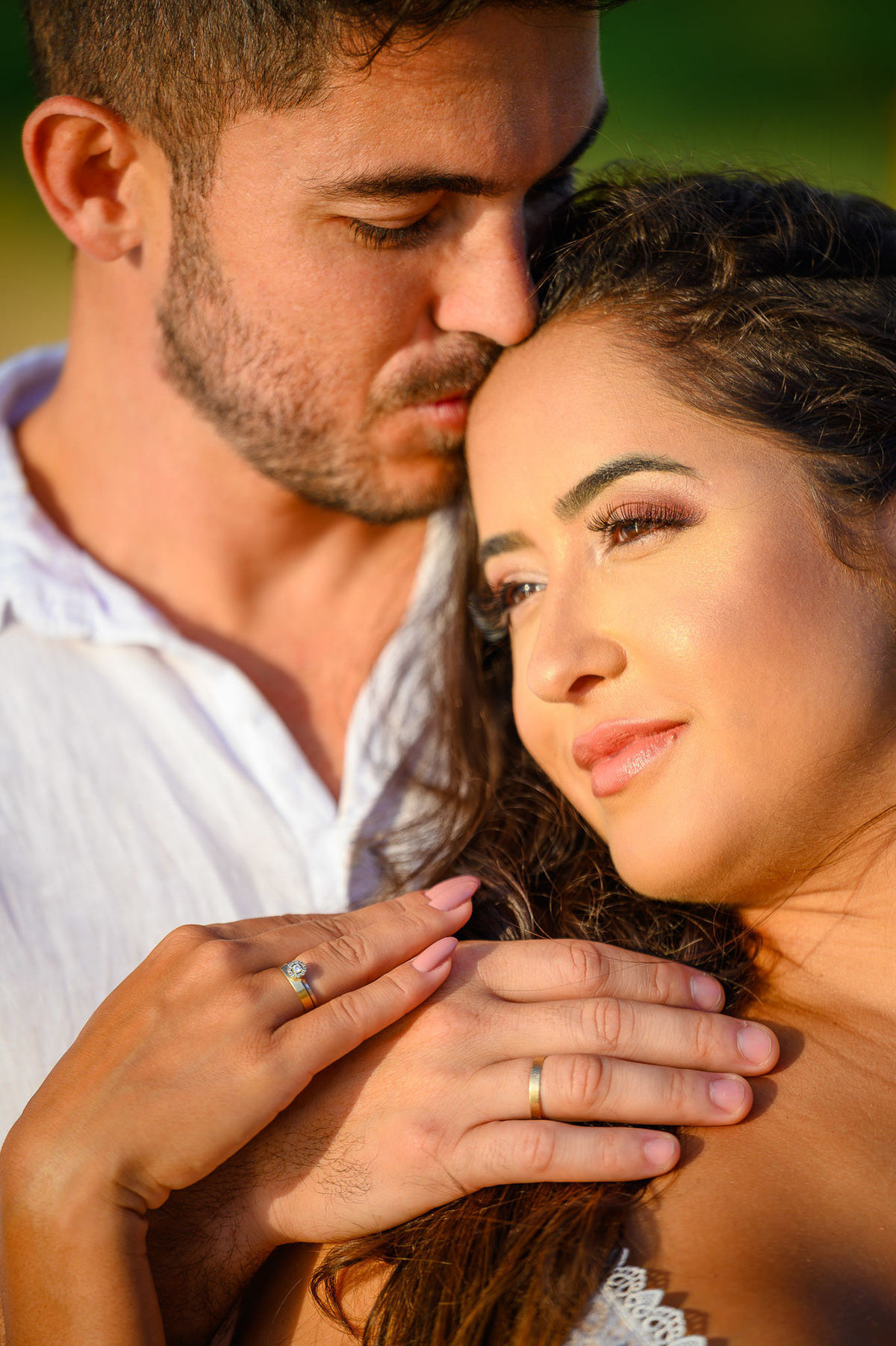 Close de casal durante ensaio de pré-wedding na praia em Santa Catarin