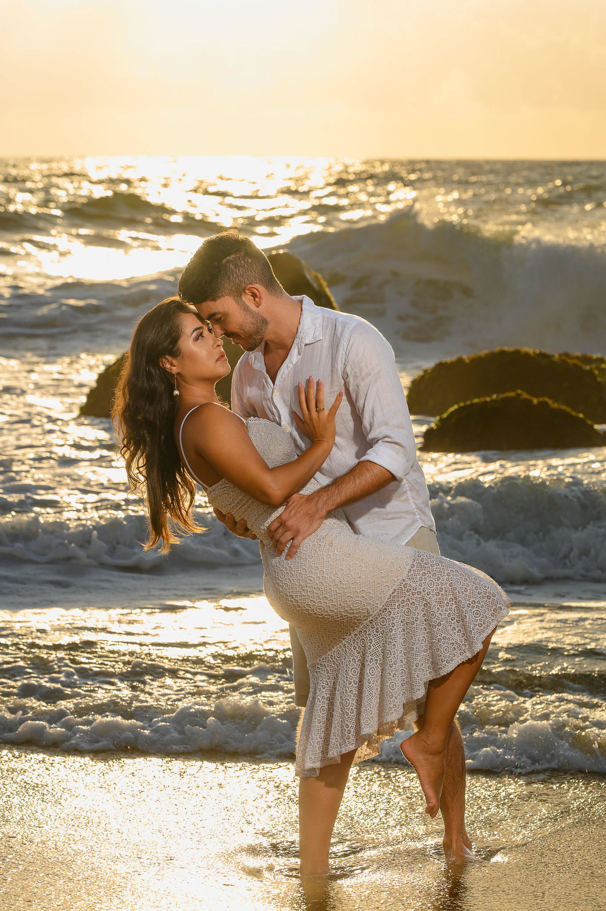 Casal em momento íntimo durante ensaio fotográfico na Praia do Estaleirinho