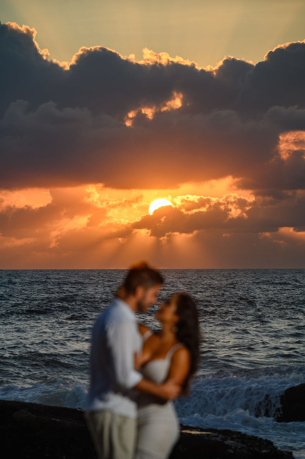 Silhueta de casal na praia ao amanhecer com o mar ao fundo em Santa Catarina