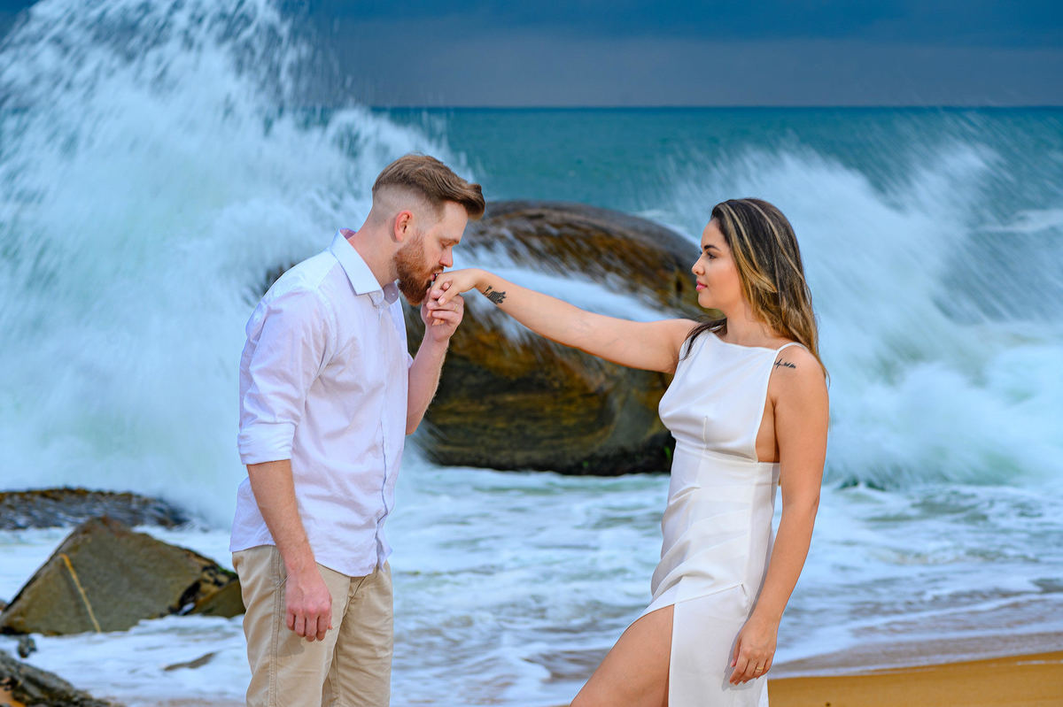 Ensaio de casal com ondas fortes na Praia do Estaleirinho