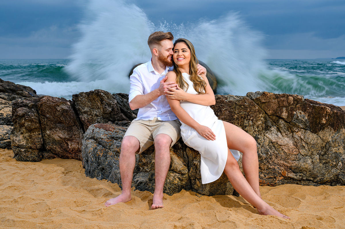 Pré-wedding na praia com pedras e ondas em Santa Catarina