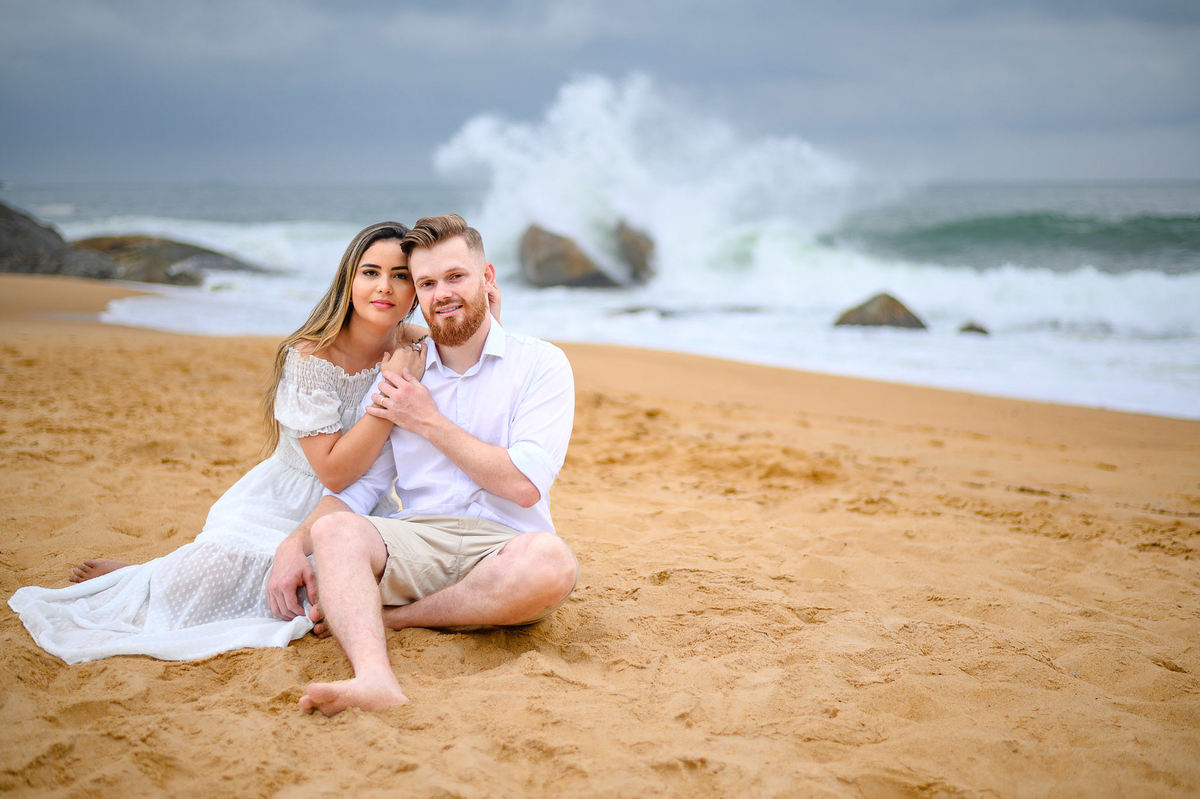 Ensaio de casal no Estaleirinho com clima dramático e luz suave