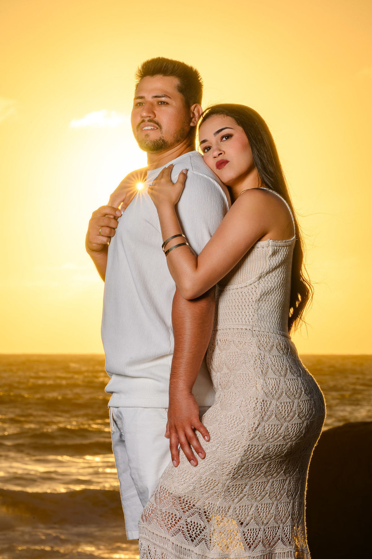 Ensaio de casal na praia com luz suave do amanhecer em Balneário Camboriú