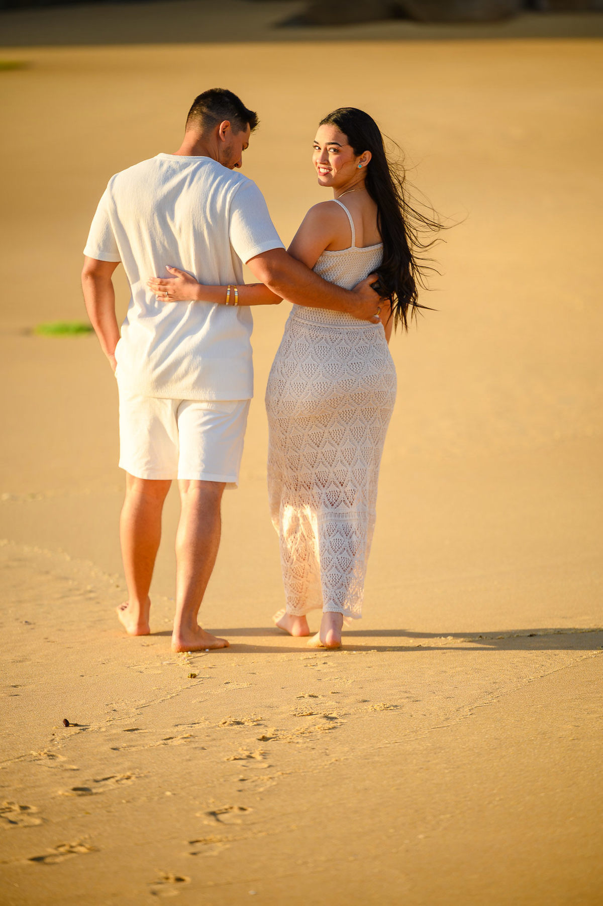 Fotos naturais de casal durante pré-wedding na Praia do Estaleirinho