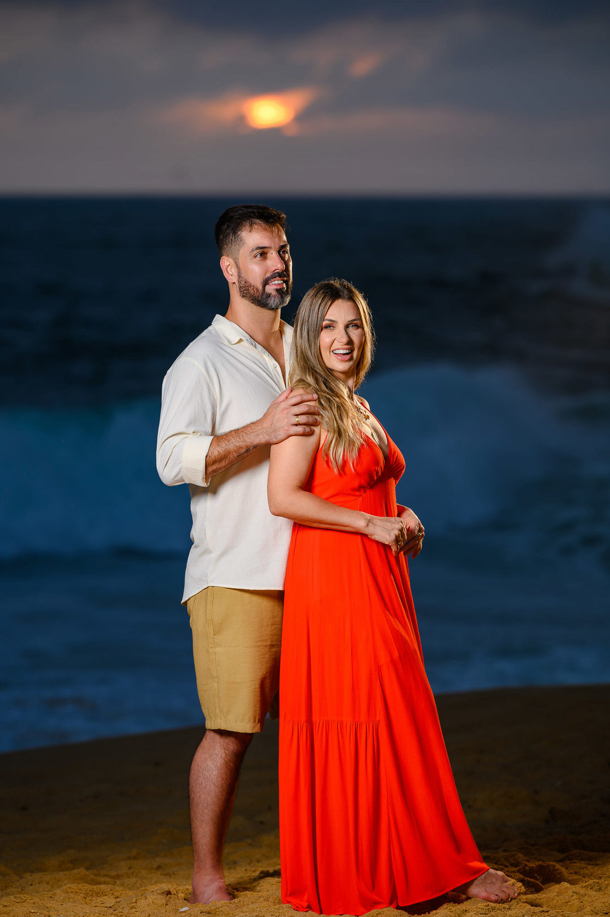 Casal em ensaio pré-wedding na Praia do Estaleirinho em Balneário Camboriú com mar ao fundo