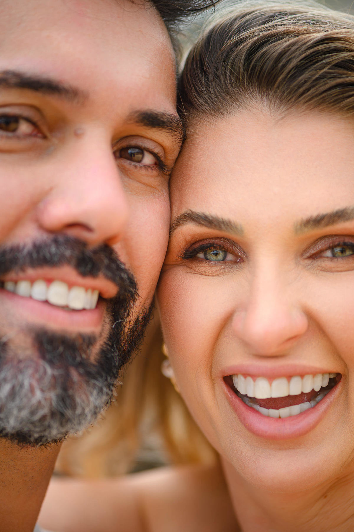 close em Casal rindo durante sessão de fotos pré-wedding na praia em SC