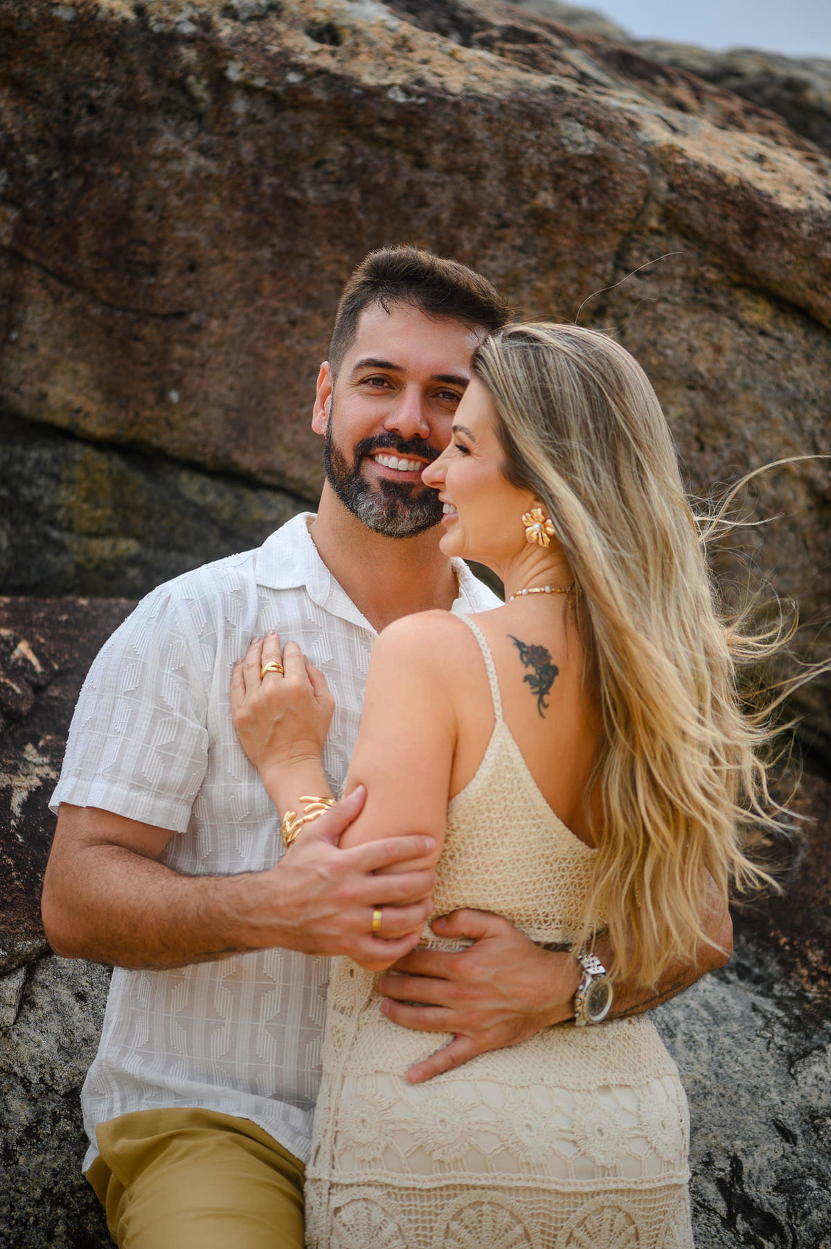 Ensaio de casal com luz suave do amanhecer no litoral de Santa Catarina