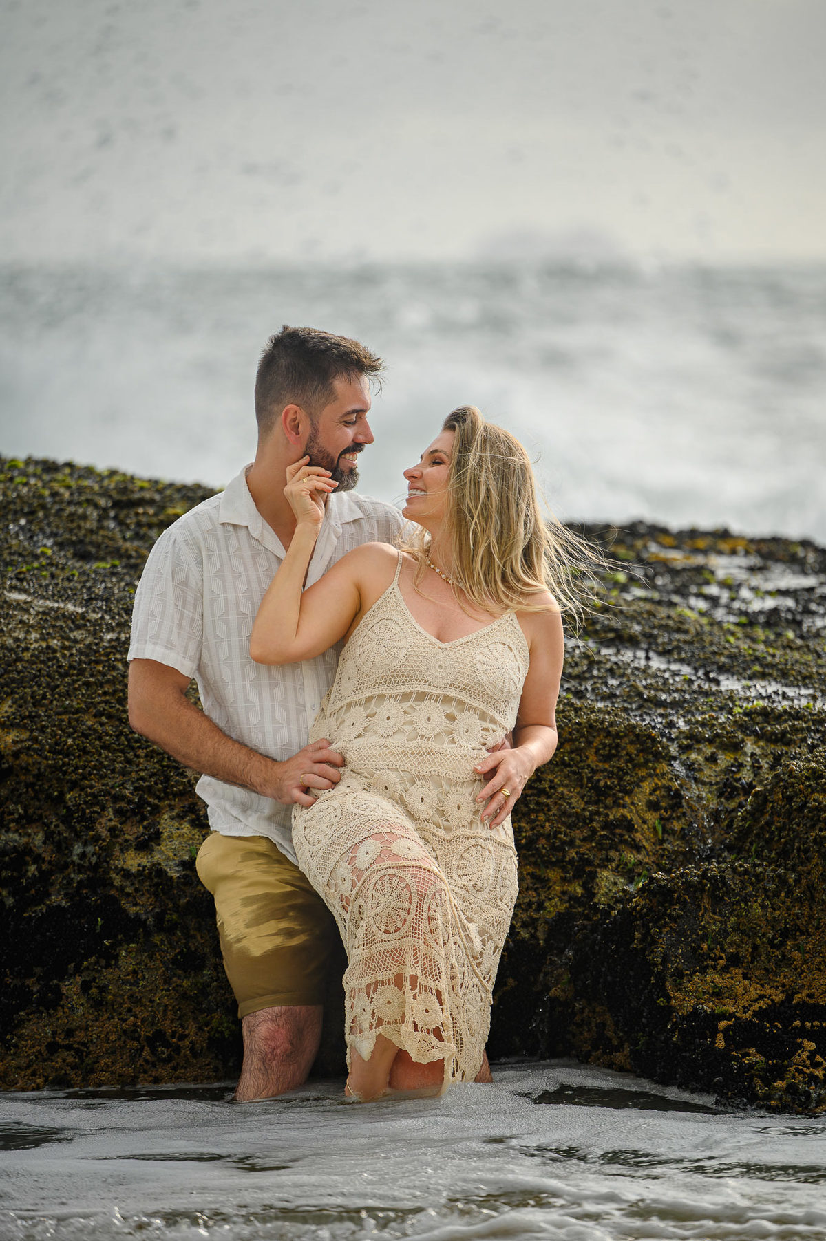 Casal em pose natural durante ensaio pré-wedding na praia do Estaleirinho